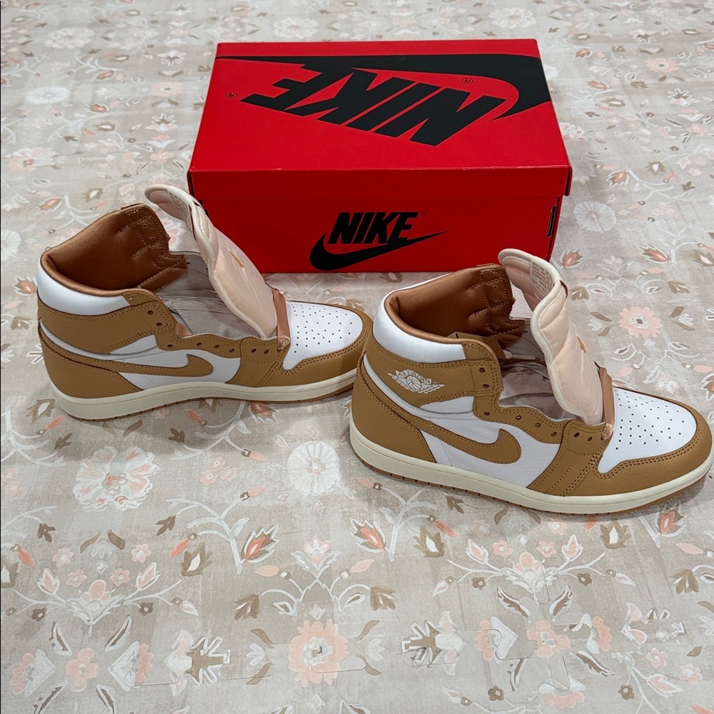Nike Air Jordan 1 Retro High OG - Picture 5 of 8